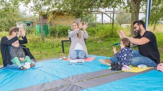 Fingerspiele und Lieder singen, das macht Kindern und Erwachsenen Spaß. Michaela Sierig (Mitte) leitet die Kurse – bei schönem Wetter gerne draußen.