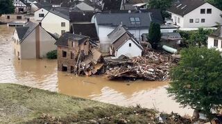 Die Luftaufnahme zeigt den vom Ahr-Hochwasser überfluteten Ortsteil Altenburg.