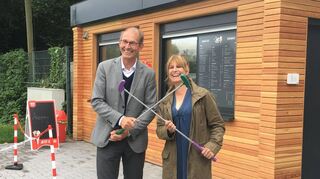 Bürgermeister Michael Kessler und Minigolf-Pächterin Heike Feldkamp freuen sich vor dem neuen Kiosk über den Neustart.