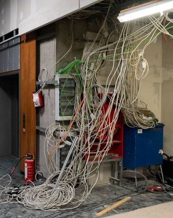 Kabel-Gewirr: Neue Steuerung der Brandschutzeinrichtungen.
