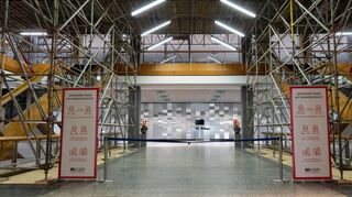Soll bis April 2022 bleiben: Das Gerüst im Lichthof zwischen Musen- und Mozartsaal im Rosengarten, wo derzeit die Brandschutzsanierung und die Vorbereitung der Erweiterung laufen.
