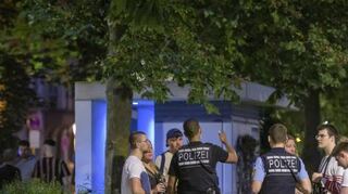 Polizisten räumen Mitte Juli die Neckarwiese in Heidelberg.