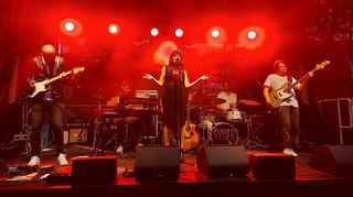 Die Band Ember Tales (v.l.): Simon Schneid an der E-Gitarre, Keyboarder Quentin Vogel, Sängerin Louisa Wenderoth, Schlagzeuger Benedikt Weiß und Bassist Michael Goldmann.