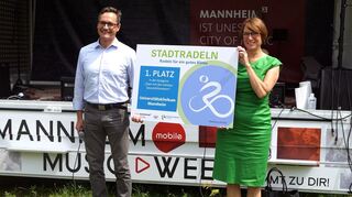 Erfolgreich beim „Stadtradeln“: Bürgermeister Ralf Eisenhauer überreicht Stephanie Oehl vom Universitätsklinikum Mannheim den ersten Preis in der Kategorie „Team mit den meisten Gesamtkilometern“.