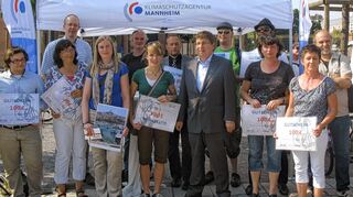 <p>Bürgermeister Lothar Quast mit den Gewinnern der Fahrradaktion "Gib-Kette" bei der Preisverleihung im Ehrenhof des Mannheimer Schlosses.</p>