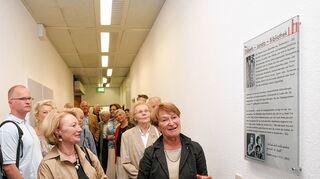 <p>Usch Tauber (r.) enthüllt die Erinnerungstafel an ihre Mutter in den Räumlichkeiten der neu eröffneten Elbeth-Janda-Bibliothek des Mannheimer Stadtarchivs. Links die Landtagsabgeordnete Helen Heberer.</p>