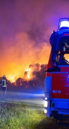 Fahrzeuge sämtlicher Feuerwehren der Umgebung rücken in der Nacht an.