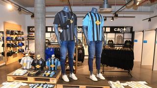 Die neuen Trikots für die Drittliga-Saison 2021/2022 stehen im Mittelpunkt des neuen Waldhof-Fanshops auf den Planken im Quadrat P7,17.