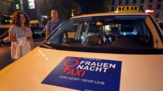 Das Zeichen für das Frauennachttaxi. Bei der Suche nach einem Bildmotiv stellte unser Fotograf fest, dass viele Taxifahrer diese Magnetschilder gar nicht mehr dabei haben. Fahrer Elouta bildete allerdings eine Ausnahme, Helena aus Heidelberg ist bereit zum Einsteigen.
