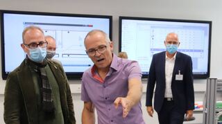 Dirk Grunert (v. l.) lässt sich von Mike Schmitt die flexible Fertigung erläutern, rechts Schulleiter Albert Weiss.
