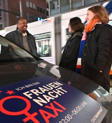 Das Frauennachttaxi wird so häufig genutzt, dass das bereitgestellte Geld nicht reicht. Deshalb wird die Zahl der Fahrten jetzt begrenzt. Unser Bild stammt von 2019, als das Angebot eingeführt wurde.