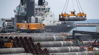Rohre für die Gaspipeline Nord Stream 2 werden in Putbus, Mecklenburg-Vorpommern, auf ein Schiff verladen.