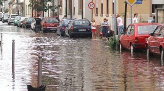 Am 12. Juni 2007 wurde Viernheim erstmals von einem Starkregenereignis betroffen. Das linke Bild zeigt die überflutete Kettelerstraße. Andernorts kam das Wasser aus den Kanaldeckeln.