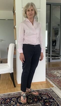 Heidrun Kämper in ihrem Haus in der Gartenstadt. Sie lebt darin gemeinsam mit ihrem Mann Majid Khoshlessan. Direkt dahinter beginnt der Käfertaler Wald.