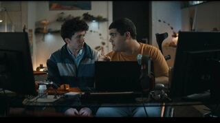 Wollen Drogen schnell über das Internet verkaufen: Moritz (Maximilian Mundt) und Lenny (Danilo Kameridis) in einer Szene der ersten Staffel.