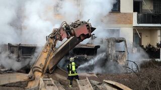 Ein Feuerwehrmann löscht im Oktober 2014 nach der verheerenden Explosion in Oppau das brennende Wrack eines Lastwagens.