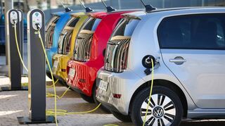 Die Zulassungszahlen von E-Autos steigen rasant. Doch viele Verbraucher sind weiter unsicher, ob der richtige Zeitpunkt für einen Kauf schon gekommen ist.