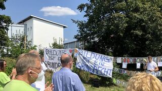 Thomas Orth (rechts) bei der Kundgebung.