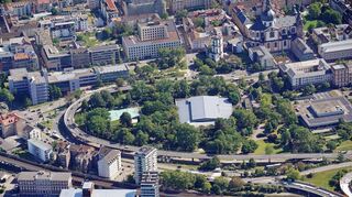 Planungen für den Friedrichspark: Drei vergleichsweise schmale Gebäude sollen im Bereich des Eisstadions entstehen.