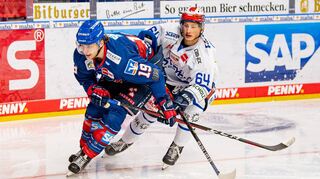 Lean Bergmann (l.) trug schon in der Vorbereitung auf die Saison 2020/21 das Adler-Trikot, ab September wird er auch in der DEL für Mannheim stürmen.