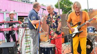 Erstes Konzert in neuer Besetzung beim Mannheimer Kulturtreff Alter am Alten Meßplatz: Zeus B. Held (l.), Peter Kuehmstedt, Mani Neumeier und Roland Schaeffer.