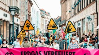 Mit Schildern und Transparenten zogen die Demonstranten durch die Stadt.