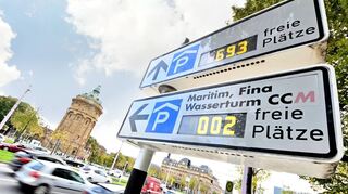 Das neue digitale Parkleitsystem wird nicht nur freie Plätze anzeigen, sondern den Autofahrern auch den direkten Weg dorthin weisen. Somit soll das Herumkurven in der Innenstadt verringert werden.
