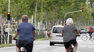Radfahrer in der Auguastaanlage: Hier beginnt demnächst der Bau von eigenen Fahrradspuren.