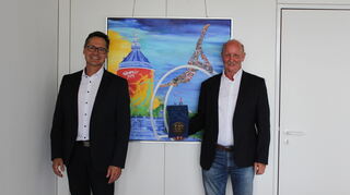 Michael Scheidel (re.) ist von Sportbürgermeister Ralf Eisenhauer zur „Verdienten Persönlichkeit des Mannheimer Sports 2020“ geehrt worden.