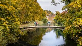 Die Bäume sind schon leicht verfärbt: Flussromantik nahe Tübingen.