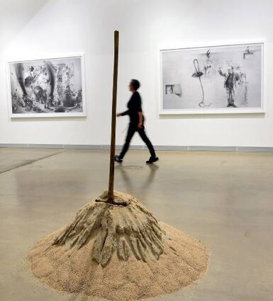 Sophie Innmanns „go hard or go home“, hinten Werke Uwe Ernsts.