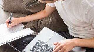 Freelancer können sich auf Onlineplattformen unkompliziert um Aufträge bemühen.