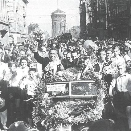 Die Sternstunde des VfR Mannheim. Nach dem Gewinn der ersten deutschen Fußball-Meisterschaft nach dem 2. Weltkrieg lassen sich die VfR-Spieler im Juli 1949 bei einem großen Auto-Korso durch die Mannheimer Innenstadt feiern.