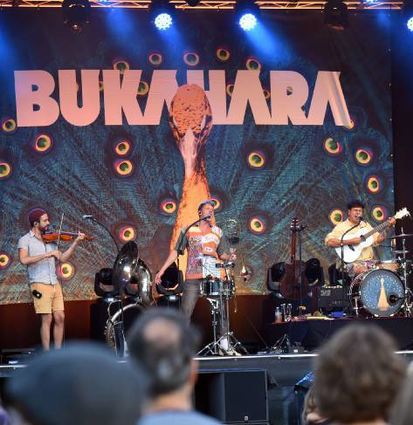 Bukahara heizen auf der Ladenburger Festwiese mächtig ein.