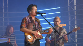 Milky Chance auf der Bühne beim Ladenburger Picknick-Konzert auf der Festwiese.