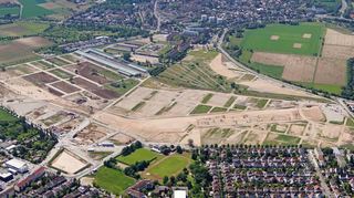 Das Spinelli-Gelände (unten) aus der Luft gesehen: Die Busse werden während der Bundesgartenschau 2023 von hier zum Großparkplatz und zurück pendeln.