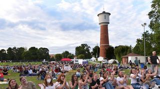 Pop und Picknick: Die Fans von Alice Merton feiern die Künstlerin beim Konzert auf der Festwiese.