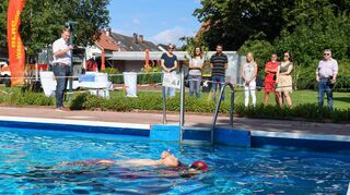 Nur eine Übung: Taucher Sebastian Seitz von der DLRG „rettet“ Jonas Hinkeldey vor Landes- und Kommunalpolitikern im Freibad Rheinau.