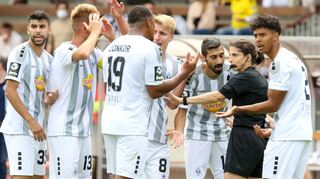 In der Nachspielzeit von Dortmund verweigerte Schiedrichterin Riem Hussein trotz Protesten einen Foulelfmeter – und damit die späte Chance auf den Sieg.