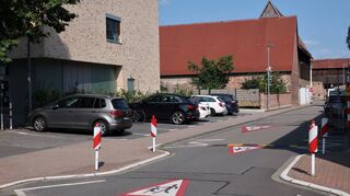 Die aktuelle Situation vor der Schule: Bei der Sanierung der Schulstraße sollen die Abschnitte vor Schule und Kindergarten gepflastert werden.