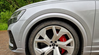 mid Groß-Gerau - 23 Zoll Felgen mit 295/35 Bereifung lassen die rot lackierten Bremssättel durchscheinen.