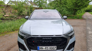 mid Groß-Gerau - Im direkten Vergleich mit den großen Konzerngeschwistern wie Porsche Cayenne Turbo oder Lamborghini Urus wirkt der Audi durch den massiven Kühlergrill wesentlich grimmiger.