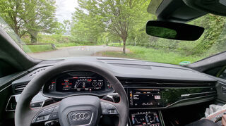 mid Groß-Gerau - Das Infotainmentsystem teilt sich in zwei Bildschirme auf, zusammen mit dem Digitalen Cockpit ergibt sich ein stimmiges Gesamtbild &#8211; das Headup-Display zeigt die gängigen Informationen scharf an.