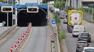 Für unbestimmte Zeit gesperrt: Der Verkehr wird nun vor dem Fahrlachtunnel in Richtung Neckarauer Straße/Schwetzingen umgeleitet.