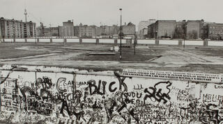 Die Berliner Mauer von Westen aus gesehen. Den einst quirligen Potsdamer Platz macht sie zu einem gespenstischen Todesstreifen. Der Autor schoss dieses Foto am 31. Oktober 1989, nur neun Tage vor dem Fall der Mauer.