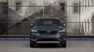 mid Düsseldorf - Der an einen fließenden Wasserfall erinnernde Kühlergrill und "Thors Hammer" in den Scheinwerfen sind charakteristisch für das Volvo-Gesicht.