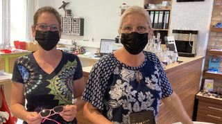 In der Brillenschlange sind Julia Diehl (links) und Linda Eberle froh, dass sie ihre Kunden ununterbrochen bedienen konnten.