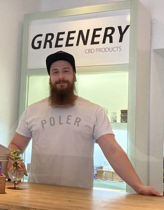 Peter Deppert hat Corona als Chance genutzt: Mit Christopher Neth bietet er seit einem halben Jahr im ehemaligen Geschäft von Juwelier Herz Cannabis-Produkte an.