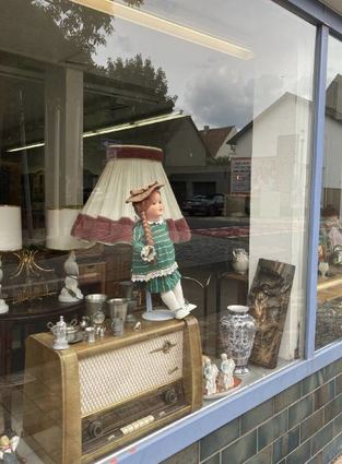 Im früheren Penny, wo es zuletzt Schuhe gab, haben "Die Freischaufler“ ihr Lager mit Artikeln aus Haushaltsauflösungen eingerichtet.