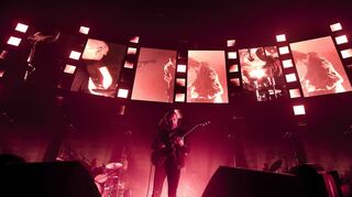 Opulente Show, aber klimaneutral: die britische Band Radiohead, hier Tom Yorke bei einem Auftritt 20216 in Amsterdam, sind Pioniere der Nachhaltigkeit im Popbusiness.